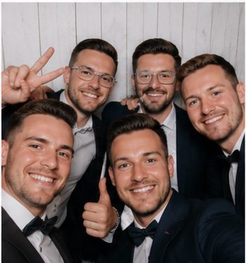 Team-Gruppen-Selfie im Anzug bei der Firmenfeier